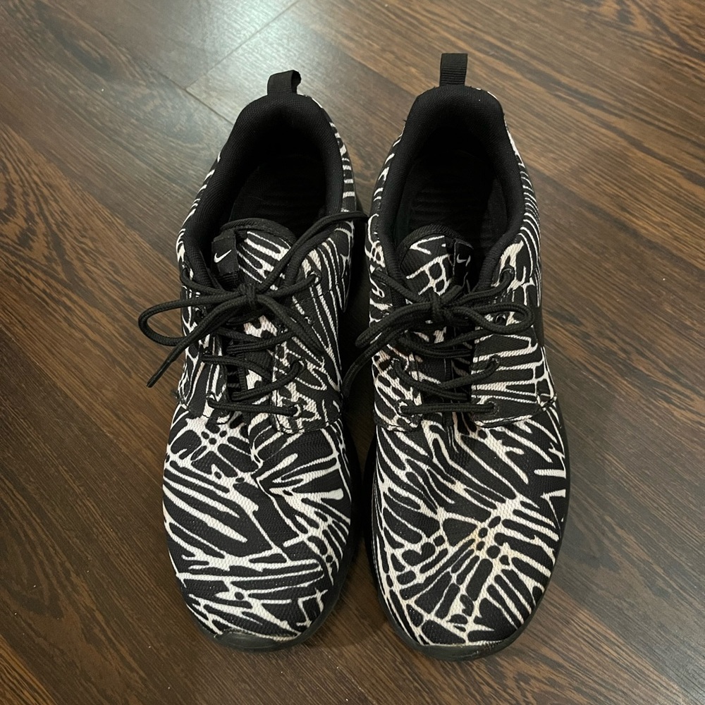 White and black Nike Roshes, worn twice, great condition!